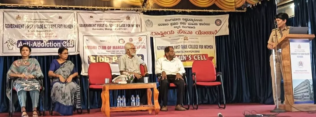 ಮಾದಕ ವ್ಯಸನಗಳಿಗೆ ಬಲಿಯಾಗದಿರಲು ಸ್ವ ನಿಯಂತ್ರಣ ಅಗತ್ಯ: ಎಸಿಪಿ ಗೀತಾ ಕುಲಕರ್ಣಿ ಮಾದಕ ವ್ಯಸನಗಳಿಗೆ ಬಲಿಯಾಗದಿರಲು ಸ್ವ ನಿಯಂತ್ರಣ ಅಗತ್ಯ: ಎಸಿಪಿ ಗೀತಾ ಕುಲಕರ್ಣಿ