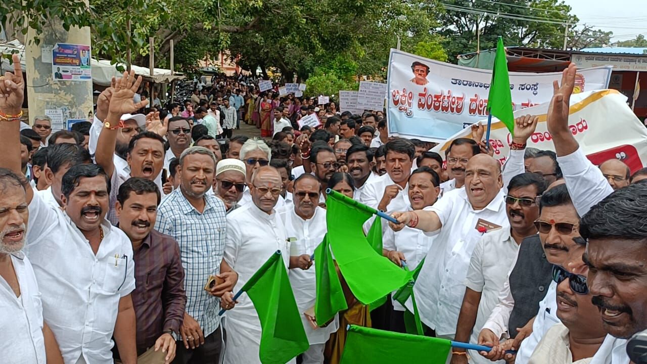 ರಾಯಚೂರು: ಖಾಸಗಿ ಶಿಕ್ಷಣ ಸಂಸ್ಥೆಗಳಿಂದ‌ ಬೃಹತ್ ಪ್ರತಿಭಟನಾ ಜಾಥಾ