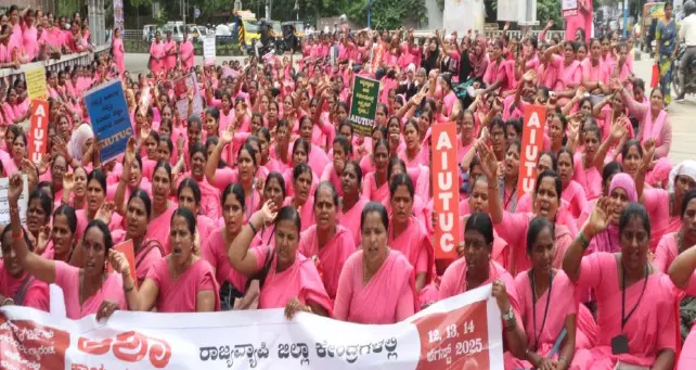 ಶಿವಮೊಗ್ಗ | ವಿವಿಧ ಬೇಡಿಕೆಗಳ ಈಡೇರಿಕೆಗೆ ಆಗ್ರಹಿಸಿ ಆಶಾ ಕಾರ್ಯಕರ್ತೆಯರ ಧರಣಿ