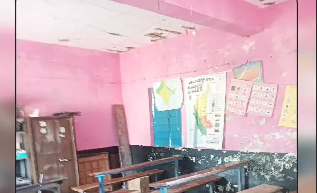 ಚಾಮರಾಜನಗರ | ಶಿಥಿಲಾವಸ್ಥೆಯಲ್ಲಿ ಸರಕಾರಿ ಪ್ರಾಥಮಿಕ ಶಾಲೆ | ಮಕ್ಕಳನ್ನು ಶಾಲೆಗೆ ಕಳುಹಿಸದ ಪೋಷಕರು