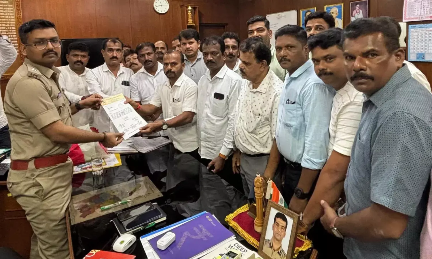 ನಕಲಿ ಚಿನ್ನ ಅಡವಿಡುವ ಜಾಲ ಪತ್ತೆ ಹಚ್ಚುವಂತೆ ಆಗ್ರಹಿಸಿ ಎಸ್ಪಿಗೆ ಮನವಿ