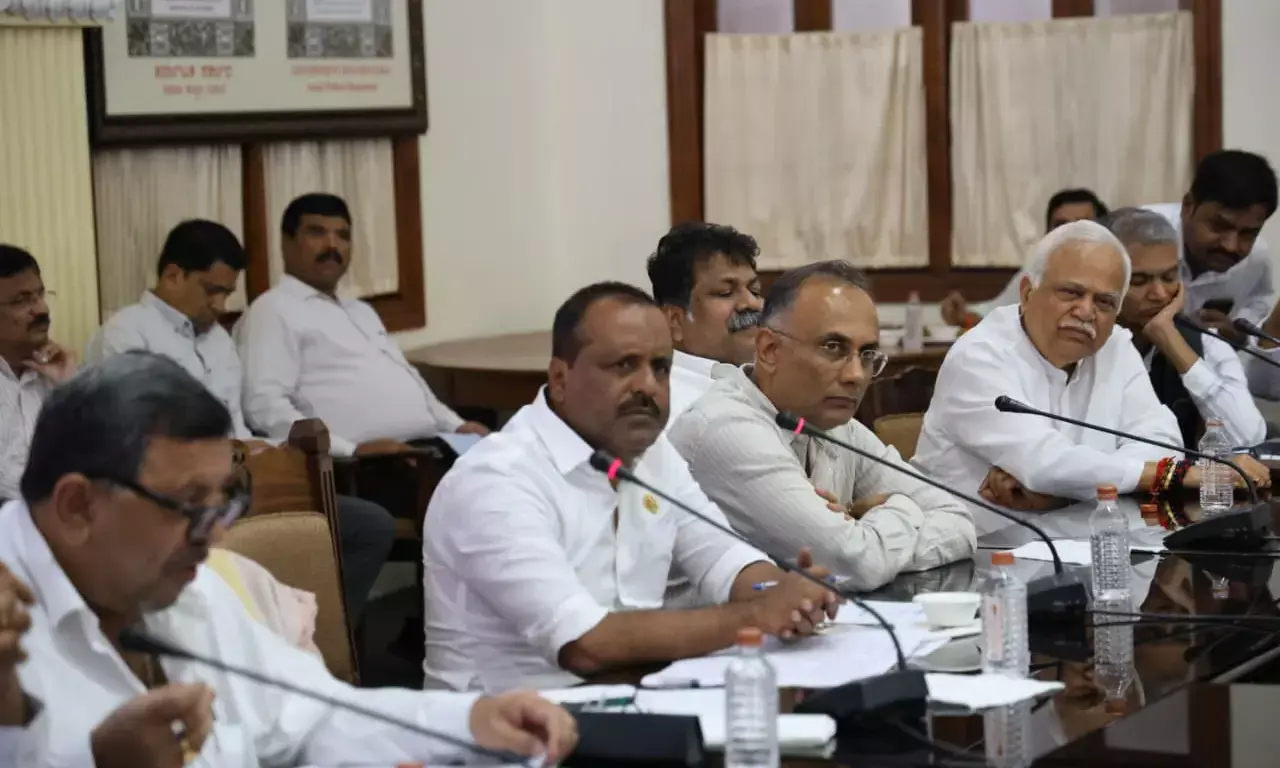 ‘ದಕ್ಷಿಣ ಕನ್ನಡ ಜಿಲ್ಲೆಯಲ್ಲಿ ಕೆಂಪುಕಲ್ಲು ಗಣಿಗಾರಿಕೆಗೆ ಶೀಘ್ರದಲ್ಲೆ ಹೊಸ ನಿಯಮ’ : ಸ್ಪೀಕರ್ ಅಧ್ಯಕ್ಷತೆಯಲ್ಲಿ ಜಿಲ್ಲಾ ಉಸ್ತುವಾರಿ ಸಚಿವರು, ಶಾಸಕರ ಸಭೆ