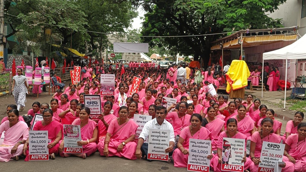 ಕಲಬುರಗಿ: ಗೌರವಧನ ಹೆಚ್ಚಿಸುವಂತೆ ಆಗ್ರಹಿಸಿ ಆಶಾ ಕಾರ್ಯಕರ್ತೆಯರಿಂದ ಧರಣಿ