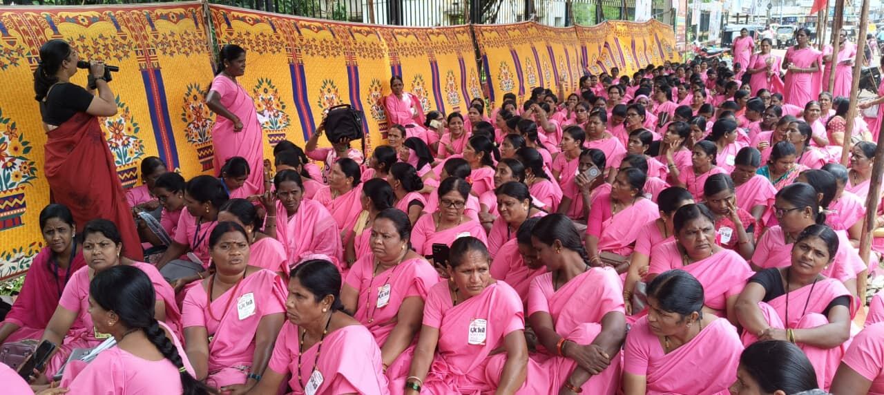 ಬೀದರ್: ವಿವಿಧ ಬೇಡಿಕೆಗಳು ಈಡೇರಿಸಲು ಆಗ್ರಹಿಸಿ ಆಶಾ ಕಾರ್ಯಕರ್ತೆಯರಿಂದ ಧರಣಿ