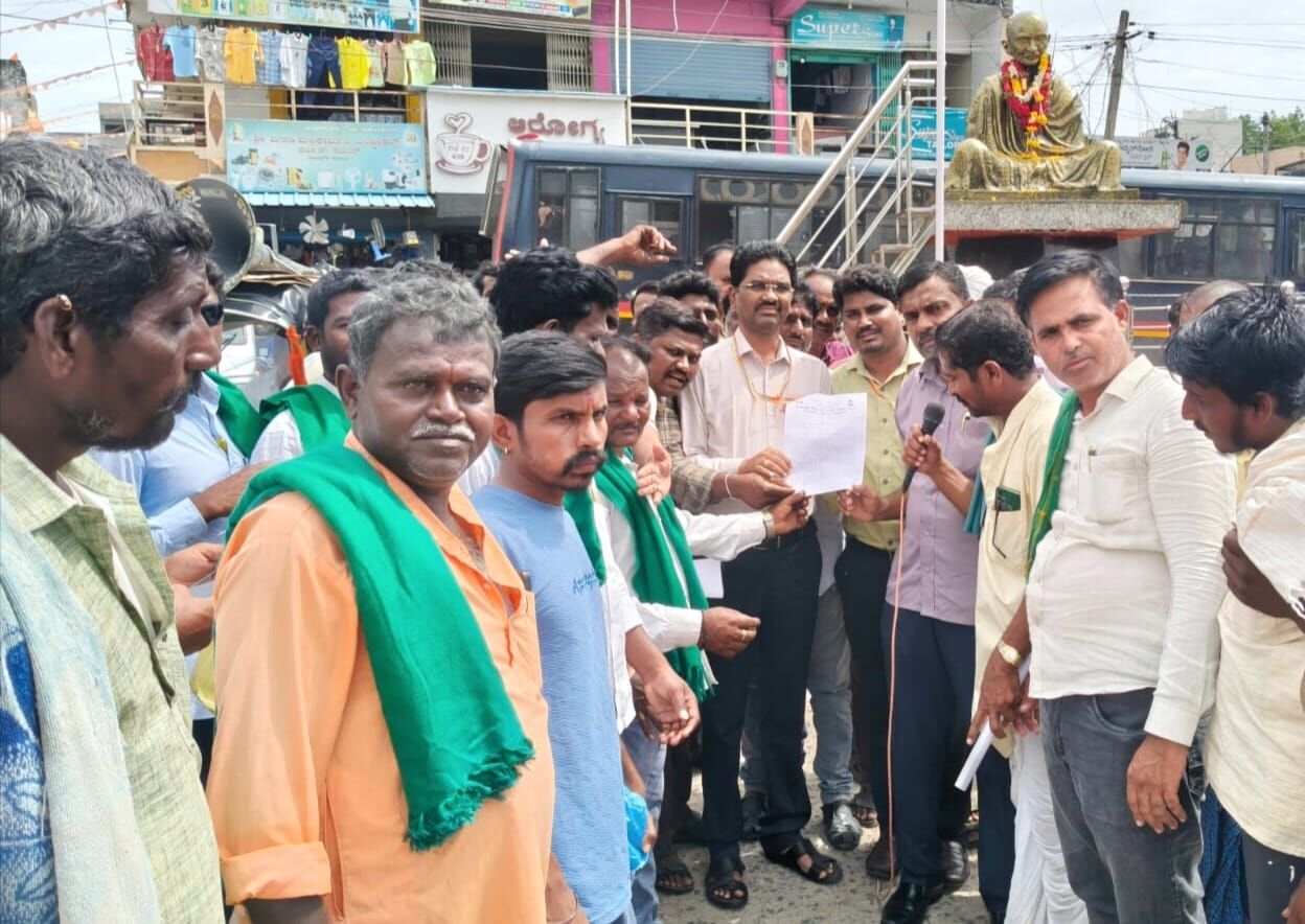 ಸುರಪುರ: ರಸಗೊಬ್ಬರಕ್ಕೆ ಆಗ್ರಹಿಸಿ ರೈತ ಸಂಘ ಧರಣಿ