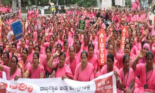 ಶಿವಮೊಗ್ಗ | ವಿವಿಧ ಬೇಡಿಕೆಗಳ ಈಡೇರಿಕೆಗೆ ಆಗ್ರಹಿಸಿ ಆಶಾ ಕಾರ್ಯಕರ್ತೆಯರ ಧರಣಿ