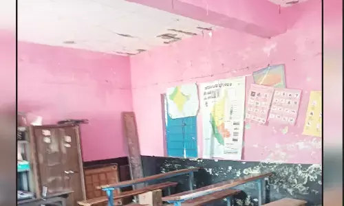 ಚಾಮರಾಜನಗರ | ಶಿಥಿಲಾವಸ್ಥೆಯಲ್ಲಿ ಸರಕಾರಿ ಪ್ರಾಥಮಿಕ ಶಾಲೆ | ಮಕ್ಕಳನ್ನು ಶಾಲೆಗೆ ಕಳುಹಿಸದ ಪೋಷಕರು