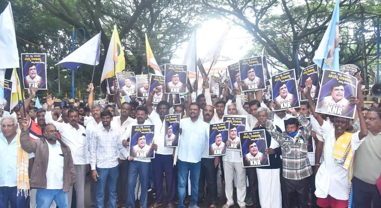 ಸಂಪುಟದಿಂದ ಕೆ.ಎನ್.ರಾಜಣ್ಣ ವಜಾಕ್ಕೆ ಆಕ್ರೋಶ : ತುಮಕೂರಿನಲ್ಲಿ ಬೆಂಬಲಿಗರಿಂದ ಪ್ರತಿಭಟನೆ