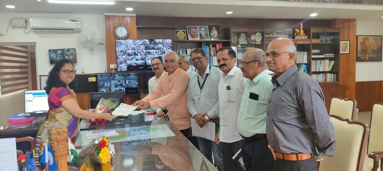 ಇಂದ್ರಾಳಿ ರೈಲ್ವೆ ನಿಲ್ದಾಣಕ್ಕೆ ಸಿಟಿಬಸ್ ಸಂಚಾರ: ಡಿಸಿಗೆ ಮನವಿ ಇಂದ್ರಾಳಿ ರೈಲ್ವೆ ನಿಲ್ದಾಣಕ್ಕೆ ಸಿಟಿಬಸ್ ಸಂಚಾರ: ಡಿಸಿಗೆ ಮನವಿ