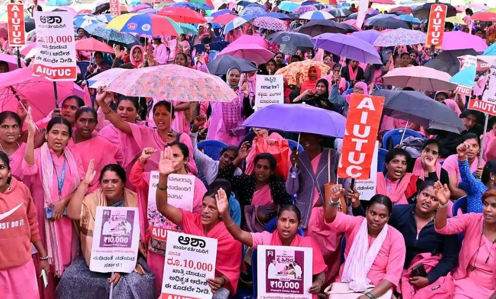 ಬೆಂಗಳೂರು | ಮುಂದುವರಿದ ‘ಆಶಾ ಕಾರ್ಯಕರ್ತೆಯರ ಧರಣಿ’ ಬೆಂಗಳೂರು | ಮುಂದುವರಿದ ‘ಆಶಾ ಕಾರ್ಯಕರ್ತೆಯರ ಧರಣಿ’