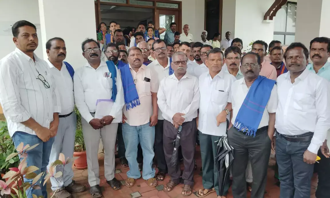 ಡಿಸಿ ಮನ್ನಾ ಭೂಮಿ ಮರುಹಂಚಿಕೆ, ನಕಲಿ ಪ್ರಮಾಣಪತ್ರ ವಿರುದ್ಧ ಕ್ರಮ: ದಸಂಸ ನಿಯೋಗದಿಂದ ಸಮಸ್ಯೆಗಳ ಬಗ್ಗೆ ಡಿಸಿ ಜೊತೆ ಸಮಾಲೋಚನೆ