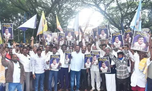 ಸಂಪುಟದಿಂದ ಕೆ.ಎನ್.ರಾಜಣ್ಣ ವಜಾಕ್ಕೆ ಆಕ್ರೋಶ : ತುಮಕೂರಿನಲ್ಲಿ ಬೆಂಬಲಿಗರಿಂದ ಪ್ರತಿಭಟನೆ