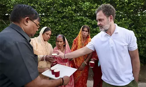 ಬಿಹಾರದ ‘ಮೃತ’ ಮತದಾರರೊಂದಿಗೆ ರಾಹುಲ್ ಗಾಂಧಿ ಚಹಾ ಸೇವನೆ!