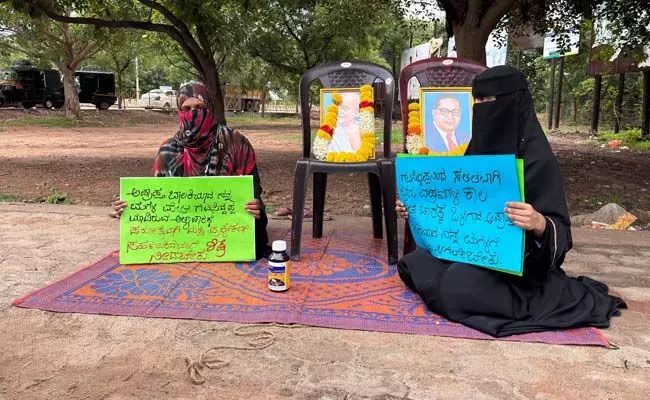 ಗವಿಸಿದ್ದಪ್ಪನಿಂದ ನನ್ನ ಮಗಳ ಮೇಲೆ ಅತ್ಯಾಚಾರ ಆಗಿದೆ; ನ್ಯಾಯ ಕೊಡಿಸಿ ಎಂದು ಡಿ ಸಿ ಕಚೇರಿ ಮುಂದೆ ಧರಣಿ ಕುಳಿತ ಸಂತ್ರಸ್ತ ಬಾಲಕಿಯ ತಾಯಿ ಗವಿಸಿದ್ದಪ್ಪನಿಂದ ನನ್ನ ಮಗಳ ಮೇಲೆ ಅತ್ಯಾಚಾರ ಆಗಿದೆ; ನ್ಯಾಯ ಕೊಡಿಸಿ ಎಂದು ಡಿ ಸಿ ಕಚೇರಿ ಮುಂದೆ ಧರಣಿ ಕುಳಿತ ಸಂತ್ರಸ್ತ ಬಾಲಕಿಯ ತಾಯಿ