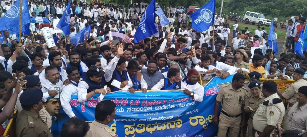 ಬೀದರ್ | ನ್ಯಾ.ನಾಗಮೋಹನದಾಸ್ ವರದಿಯನ್ನು ಹರಿದು ಹಾಕಿ ಬಲಗೈ ಸಮುದಾಯದಿಂದ ಬೃಹತ್ ಪ್ರತಿಭಟನೆ ಬೀದರ್ | ನ್ಯಾ.ನಾಗಮೋಹನದಾಸ್ ವರದಿಯನ್ನು ಹರಿದು ಹಾಕಿ ಬಲಗೈ ಸಮುದಾಯದಿಂದ ಬೃಹತ್ ಪ್ರತಿಭಟನೆ