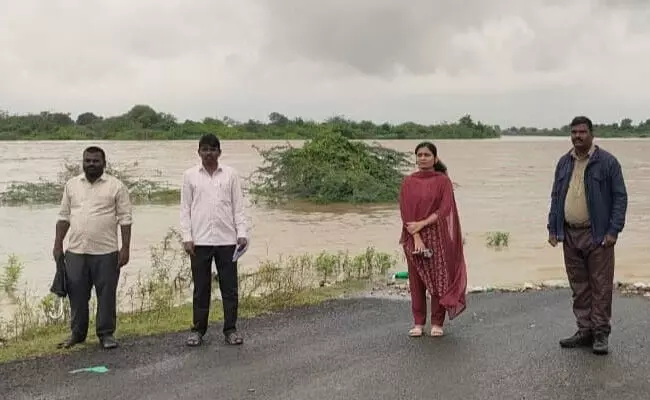ಭಾರಿ ಮಳೆ | ಸೇಡಂ ತಾಲೂಕಿನಲ್ಲಿ ಹಲವು ಸೇತುವೆ ಮುಳುಗಡೆ : ಸ್ಥಳಕ್ಕೆ ತಹಶೀಲ್ದಾರ್ ಶ್ರೀಯಾಂಕ್ ಧನಶ್ರೀ ಭೇಟಿ