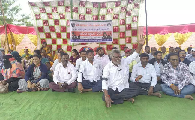 ವಿವಿಧ ಬೇಡಿಕೆಗಳ ಈಡೇರಿಕೆಗೆ ಆಗ್ರಹಿಸಿ ಬೀದರ್ ವಿಶ್ವವಿದ್ಯಾಲಯದಲ್ಲಿ ಅತಿಥಿ ಉಪನ್ಯಾಸಕರ ಧರಣಿ ವಿವಿಧ ಬೇಡಿಕೆಗಳ ಈಡೇರಿಕೆಗೆ ಆಗ್ರಹಿಸಿ ಬೀದರ್ ವಿಶ್ವವಿದ್ಯಾಲಯದಲ್ಲಿ ಅತಿಥಿ ಉಪನ್ಯಾಸಕರ ಧರಣಿ