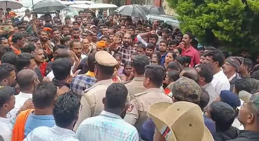 ಯುವಕನೊಂದಿಗೆ ವಿವಾಹಿತ ಮಹಿಳೆ ಪರಾರಿ ಆರೋಪ; ಬಣಕಲ್ ಪಟ್ಟಣದಲ್ಲಿ ಉದ್ವಿಗ್ನ ಪರಿಸ್ಥಿತಿ