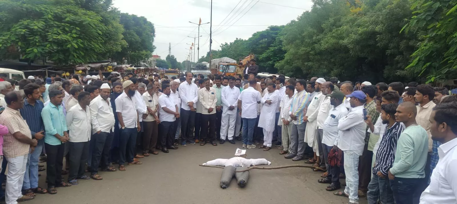 ಕಲಬುರಗಿ| ಮುಸ್ಲಿಂ ಸಮುದಾಯದ ವಿರುದ್ಧ ವಿವಾದಾತ್ಮಕ ಹೇಳಿಕೆ : ಶಾಸಕ ಯತ್ನಾಳ್ ವಿರುದ್ಧ ಚಿಂಚೋಳಿಯಲ್ಲಿ ಪ್ರತಿಭಟನೆ ಕಲಬುರಗಿ| ಮುಸ್ಲಿಂ ಸಮುದಾಯದ ವಿರುದ್ಧ ವಿವಾದಾತ್ಮಕ ಹೇಳಿಕೆ : ಶಾಸಕ ಯತ್ನಾಳ್ ವಿರುದ್ಧ ಚಿಂಚೋಳಿಯಲ್ಲಿ ಪ್ರತಿಭಟನೆ