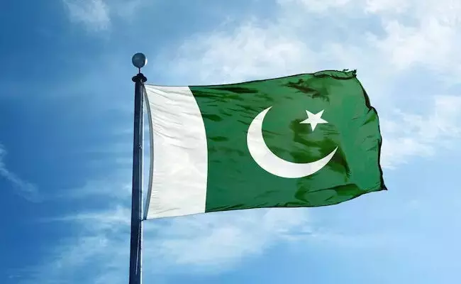 ಪಾಕ್ ಸ್ವಾತಂತ್ರ್ಯ ಸಂಭ್ರಮಾಚರಣೆ; ಗಾಳಿಯಲ್ಲಿ ಗುಂಡು ಹಾರಿಸಿದಾಗ ಮೂವರು ಮೃತ್ಯು ಪಾಕ್ ಸ್ವಾತಂತ್ರ್ಯ ಸಂಭ್ರಮಾಚರಣೆ; ಗಾಳಿಯಲ್ಲಿ ಗುಂಡು ಹಾರಿಸಿದಾಗ ಮೂವರು ಮೃತ್ಯು