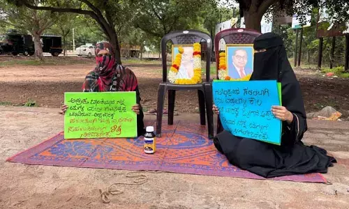 ಗವಿಸಿದ್ದಪ್ಪನಿಂದ ನನ್ನ ಮಗಳ ಮೇಲೆ ಅತ್ಯಾಚಾರ ಆಗಿದೆ; ನ್ಯಾಯ ಕೊಡಿಸಿ ಎಂದು ಡಿ ಸಿ ಕಚೇರಿ ಮುಂದೆ ಧರಣಿ ಕುಳಿತ ಸಂತ್ರಸ್ತ ಬಾಲಕಿಯ ತಾಯಿ