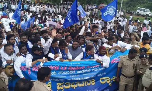 ಬೀದರ್ | ನ್ಯಾ.ನಾಗಮೋಹನದಾಸ್ ವರದಿಯನ್ನು ಹರಿದು ಹಾಕಿ ಬಲಗೈ ಸಮುದಾಯದಿಂದ ಬೃಹತ್ ಪ್ರತಿಭಟನೆ