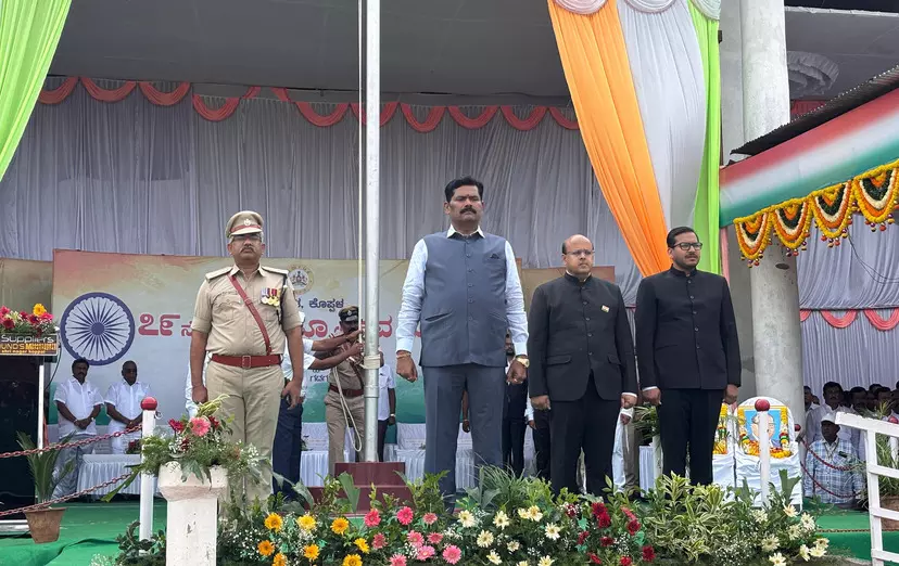 79ನೇ ಸ್ವಾತಂತ್ರ್ಯ ದಿನಾಚರಣೆ | ಧ್ವಜಾರೋಹಣ ನೆರವೇರಿಸಿದ ಸಚಿವ ಶಿವರಾಜ್ ತಂಗಡಗಿ 79ನೇ ಸ್ವಾತಂತ್ರ್ಯ ದಿನಾಚರಣೆ | ಧ್ವಜಾರೋಹಣ ನೆರವೇರಿಸಿದ ಸಚಿವ ಶಿವರಾಜ್ ತಂಗಡಗಿ