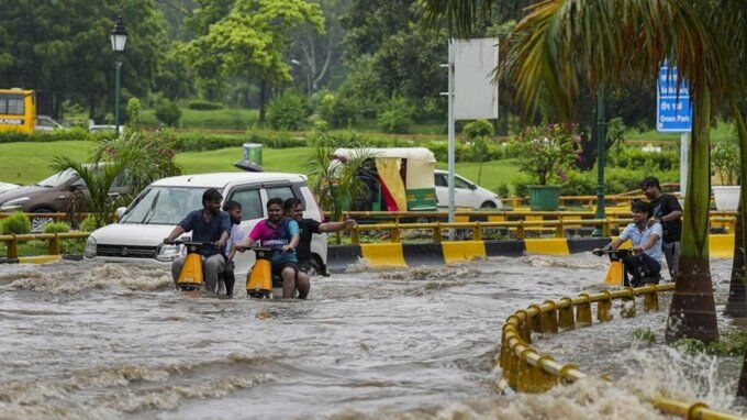 ದೆಹಲಿಯಲ್ಲಿ ವ್ಯಾಪಕ ಮಳೆ, ಸಂಚಾರ ದಟ್ಟಣೆ: 350ಕ್ಕೂ ವಿಮಾನ ವಿಳಂಬ