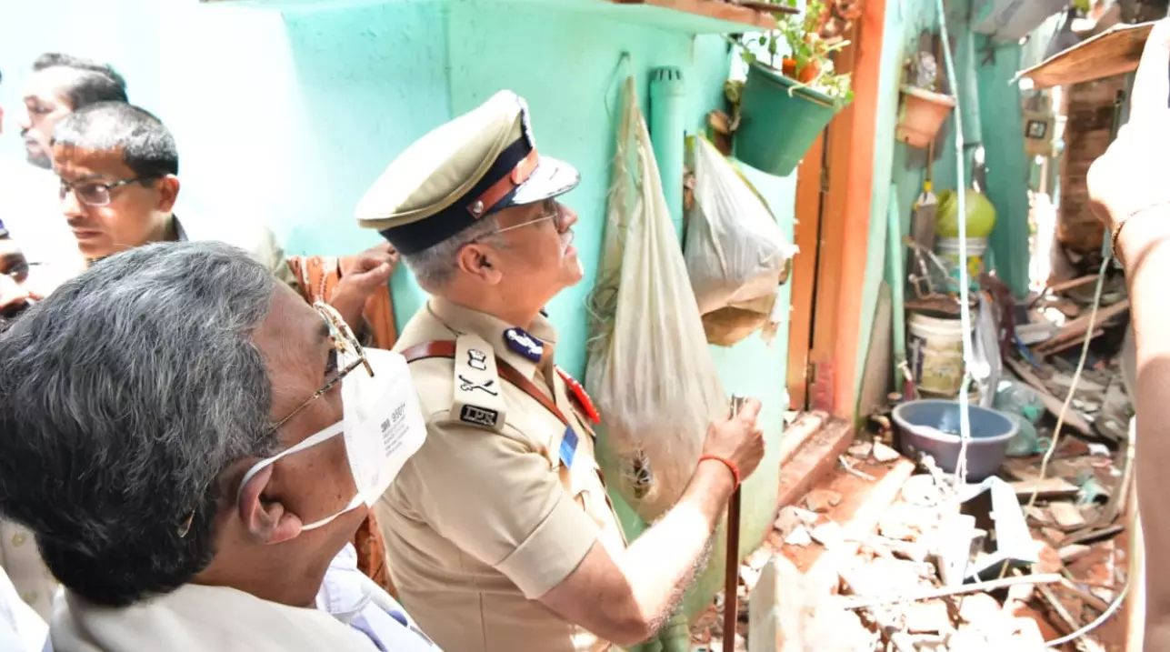 ಬೆಂಗಳೂರಿನಲ್ಲಿ ನಿಗೂಢ ಸ್ಫೋಟ | ಮೃತ ಬಾಲಕನ ಕುಟುಂಬಕ್ಕೆ 5 ಲಕ್ಷ ರೂ. ಪರಿಹಾರ : ಸಿದ್ದರಾಮಯ್ಯ ಬೆಂಗಳೂರಿನಲ್ಲಿ ನಿಗೂಢ ಸ್ಫೋಟ | ಮೃತ ಬಾಲಕನ ಕುಟುಂಬಕ್ಕೆ 5 ಲಕ್ಷ ರೂ. ಪರಿಹಾರ : ಸಿದ್ದರಾಮಯ್ಯ