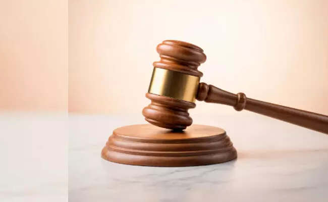 ನ್ಯಾಯಾಲಯದಲ್ಲಿ ವಿಚಾರಣೆ ನಡೆಯುವಾಗ ʼಮಾಟಮಂತ್ರʼ ನಡೆಸಿ ಸಿಕ್ಕಿಬಿದ್ದ ಸರ್ಜನ್!