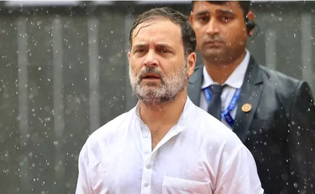 ಸ್ವಾತಂತ್ರ್ಯ ದಿನಾಚರಣೆ | ಇಂದಿರಾ ಭವನದಲ್ಲಿ ಧ್ವಜಾರೋಹಣದ ವೇಳೆ ಮಳೆಯಲ್ಲಿ ನೆನೆಯುತ್ತಿದ್ದ ರಾಹುಲ್ ಗಾಂಧಿ; ಫೋಟೊ ವೈರಲ್