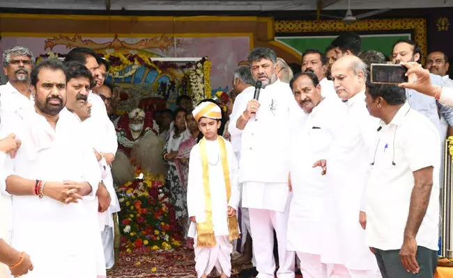 ಕಲಬುರಗಿ| ಡಾ.ಶರಣಬಸವಪ್ಪ ಅಪ್ಪಾಜಿಯವರಿಗೆ ಅಂತಿಮ ನಮನ ಸಲ್ಲಿಸಿದ ಡಿ.ಕೆ.ಶಿವಕುಮಾರ್ ಕಲಬುರಗಿ| ಡಾ.ಶರಣಬಸವಪ್ಪ ಅಪ್ಪಾಜಿಯವರಿಗೆ ಅಂತಿಮ ನಮನ ಸಲ್ಲಿಸಿದ ಡಿ.ಕೆ.ಶಿವಕುಮಾರ್