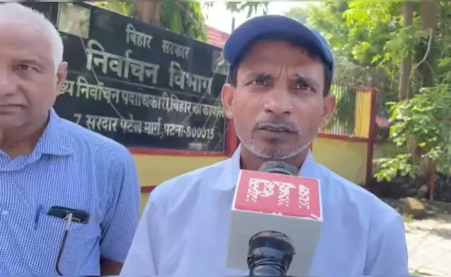 ಬಿಹಾರ | ಮೃತ ಎಂದು ಘೋಷಿತಗೊಂಡಿದ್ದ ವ್ಯಕ್ತಿ ಮುಖ್ಯ ಚುನಾವಣಾಧಿಕಾರಿ ಎದುರು ಜೀವಂತವಾಗಿ ಹಾಜರ್! ಬಿಹಾರ | ಮೃತ ಎಂದು ಘೋಷಿತಗೊಂಡಿದ್ದ ವ್ಯಕ್ತಿ ಮುಖ್ಯ ಚುನಾವಣಾಧಿಕಾರಿ ಎದುರು ಜೀವಂತವಾಗಿ ಹಾಜರ್!