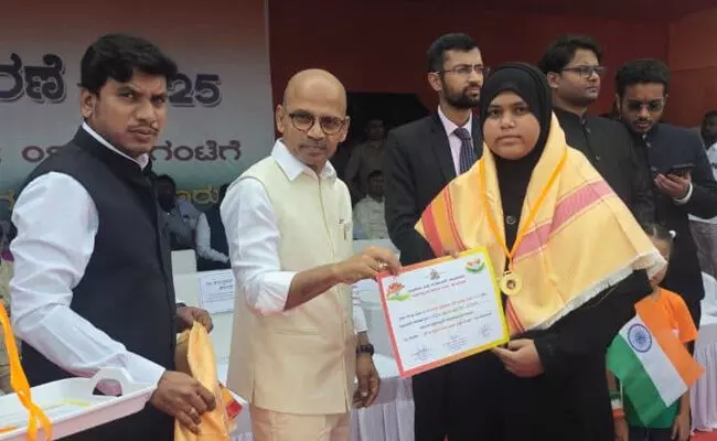 ರಾಯಚೂರು | ಅಲ್ಪಸಂಖ್ಯಾತ ಸಮುದಾಯದ ಪ್ರತಿಭಾವಂತ ವಿದ್ಯಾರ್ಥಿಗಳಿಗೆ ಜಿಲ್ಲಾ ಉಸ್ತುವಾರಿ ಸಚಿವರಿಂದ ಪ್ರತಿಭಾ ಪುರಸ್ಕಾರ ಪ್ರದಾನ ರಾಯಚೂರು | ಅಲ್ಪಸಂಖ್ಯಾತ ಸಮುದಾಯದ ಪ್ರತಿಭಾವಂತ ವಿದ್ಯಾರ್ಥಿಗಳಿಗೆ ಜಿಲ್ಲಾ ಉಸ್ತುವಾರಿ ಸಚಿವರಿಂದ ಪ್ರತಿಭಾ ಪುರಸ್ಕಾರ ಪ್ರದಾನ