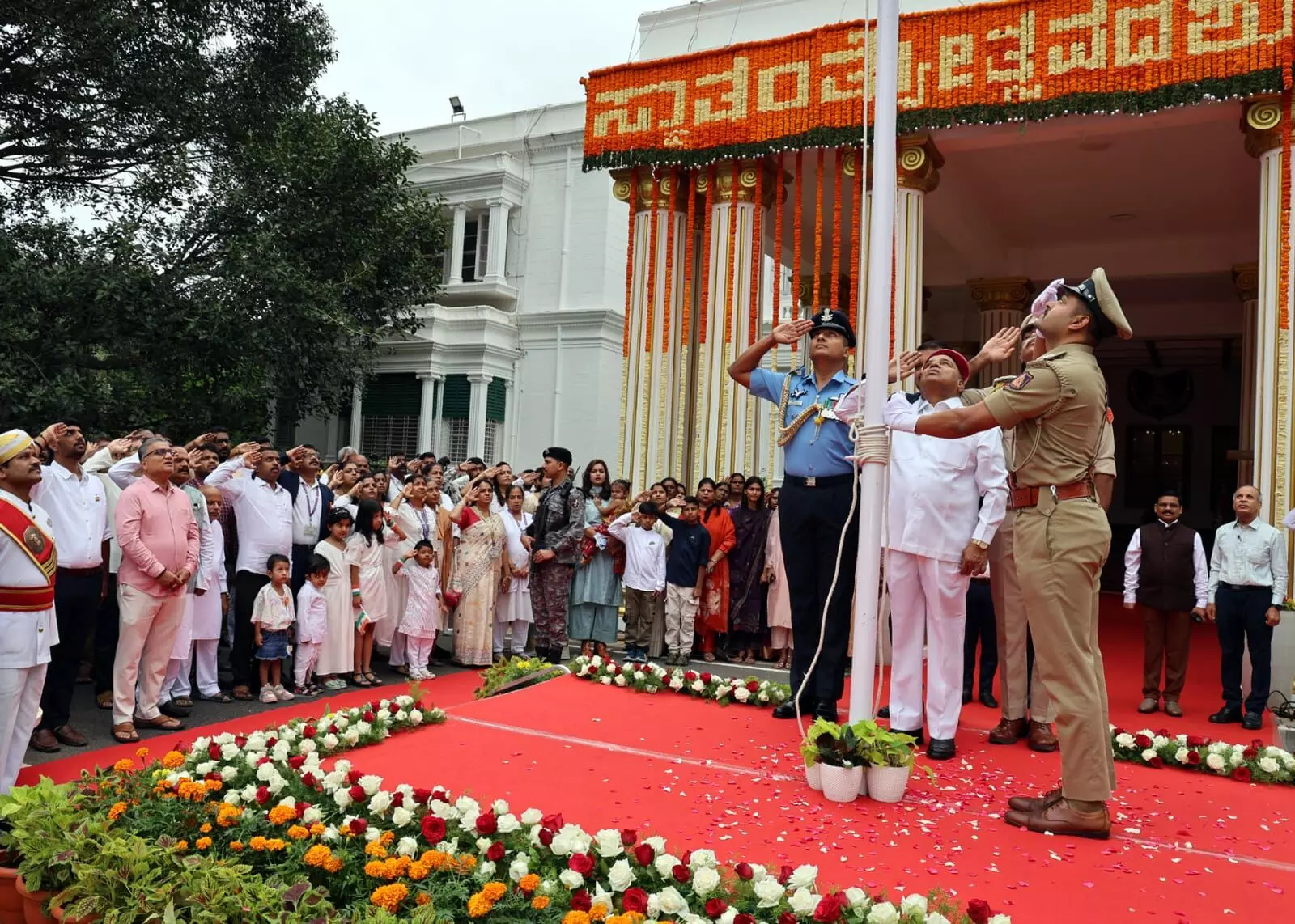 ಸ್ವಾತಂತ್ರ್ಯ ದಿನಾಚರಣೆ | ಯುವಜನ ಜ್ಞಾನ, ಕೌಶಲ್ಯದ ಧಿಕ್ಕಿನಲ್ಲಿ ಮುಂದುವರೆಯಬೇಕು: ಥಾವರ್ ಚಂದ್ ಗೆಹ್ಲೋಟ್ ಸ್ವಾತಂತ್ರ್ಯ ದಿನಾಚರಣೆ | ಯುವಜನ ಜ್ಞಾನ, ಕೌಶಲ್ಯದ ಧಿಕ್ಕಿನಲ್ಲಿ ಮುಂದುವರೆಯಬೇಕು: ಥಾವರ್ ಚಂದ್ ಗೆಹ್ಲೋಟ್
