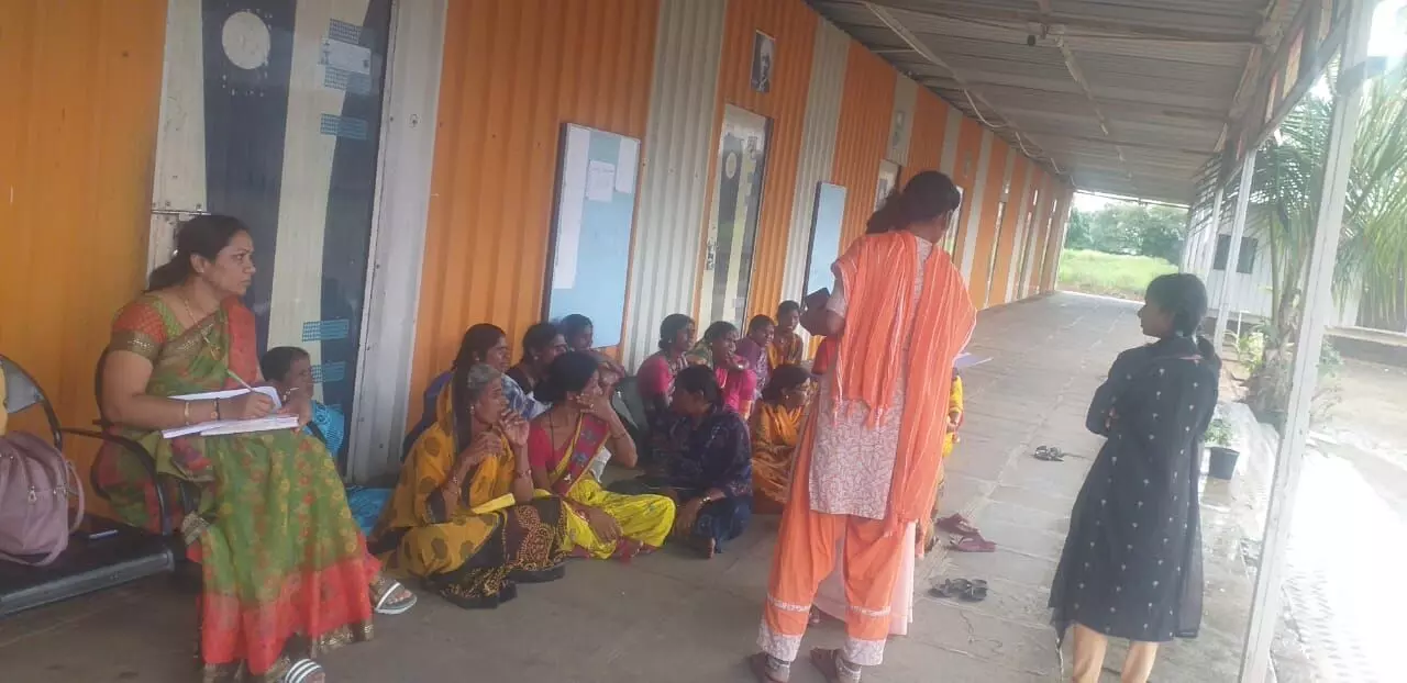 ಬೀದರ್ | ಸ್ವಾತಂತ್ರ್ಯ ದಿನಾಚರಣೆ ಸಂದರ್ಭದಲ್ಲಿ ಡಾ.ಅಂಬೇಡ್ಕರ್ ಫೋಟೋ ಇಡದಿದಕ್ಕೆ ಮಹಿಳೆಯರಿಂದ ಪ್ರತಿಭಟನೆ ಬೀದರ್ | ಸ್ವಾತಂತ್ರ್ಯ ದಿನಾಚರಣೆ ಸಂದರ್ಭದಲ್ಲಿ ಡಾ.ಅಂಬೇಡ್ಕರ್ ಫೋಟೋ ಇಡದಿದಕ್ಕೆ ಮಹಿಳೆಯರಿಂದ ಪ್ರತಿಭಟನೆ