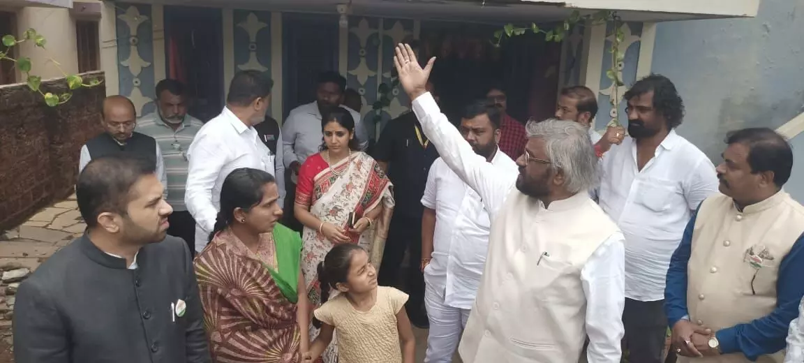 ಭಾರೀ ಮಳೆಯಿಂದ ಹಾನಿಗಿಡಾದ ಮನೆಗೆ ಸಚಿವ ಈಶ್ವರ್ ಖಂಡ್ರೆ ಭೇಟಿ