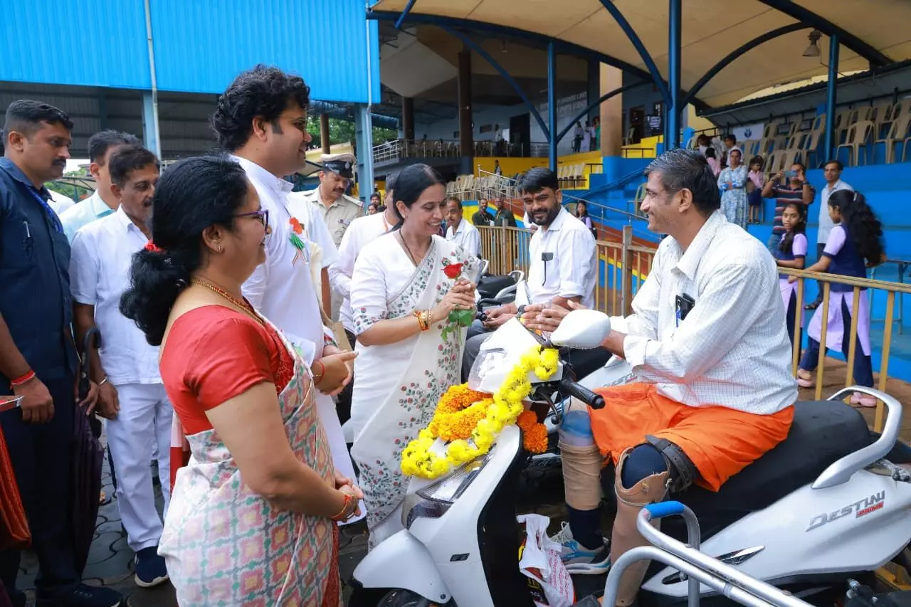 ಉಡುಪಿ: ವಿಕಲಚೇತನರಿಗೆ ವಿವಿಧ ಸವಲತ್ತು ವಿತರಣೆ ಉಡುಪಿ: ವಿಕಲಚೇತನರಿಗೆ ವಿವಿಧ ಸವಲತ್ತು ವಿತರಣೆ