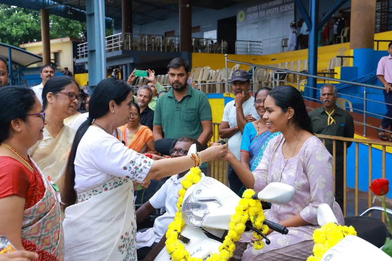 ಉಡುಪಿ: ವಿಕಲಚೇತನರಿಗೆ ವಿವಿಧ ಸವಲತ್ತು ವಿತರಣೆ ಉಡುಪಿ: ವಿಕಲಚೇತನರಿಗೆ ವಿವಿಧ ಸವಲತ್ತು ವಿತರಣೆ