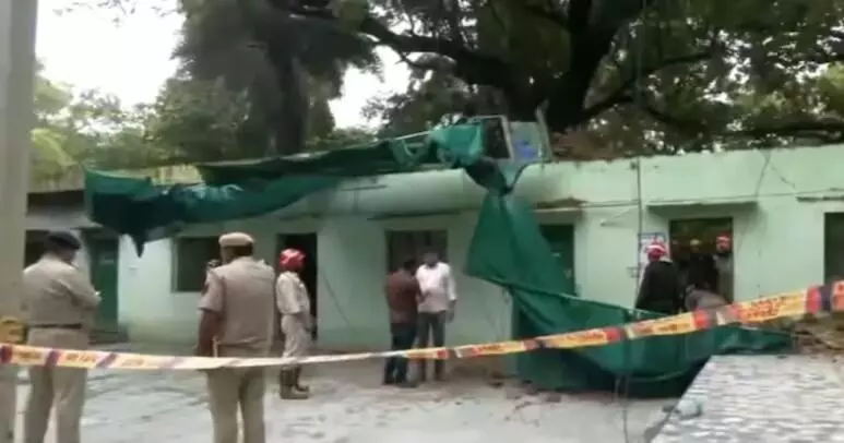 ದಿಲ್ಲಿ: ಹುಮಾಯೂನ್ ಸಮಾಧಿ ಸಂಕೀರ್ಣ ಸಮೀಪ ಕಟ್ಟಡ ಕುಸಿತ; ಐವರ ಸಾವು ದಿಲ್ಲಿ: ಹುಮಾಯೂನ್ ಸಮಾಧಿ ಸಂಕೀರ್ಣ ಸಮೀಪ ಕಟ್ಟಡ ಕುಸಿತ; ಐವರ ಸಾವು