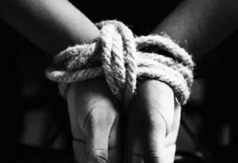 ಮಂಗಳೂರು: ಚಿನ್ನದ ವ್ಯಾಪಾರಿಯನ್ನು ಕಾರಿನಲ್ಲಿ ಅಪಹರಿಸಿ ದರೋಡೆ ಮಂಗಳೂರು: ಚಿನ್ನದ ವ್ಯಾಪಾರಿಯನ್ನು ಕಾರಿನಲ್ಲಿ ಅಪಹರಿಸಿ ದರೋಡೆ