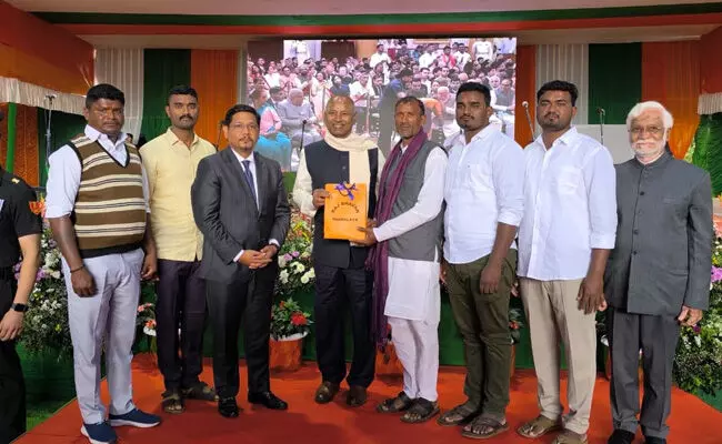 ಮೇಘಾಲಯದ ರಾಜಭವನದಲ್ಲಿ ನಡೆದ ಸ್ವಾತಂತ್ರ್ಯೋತ್ಸವ ಸಮಾರಂಭದಲ್ಲಿ ಪದ್ಮಶ್ರೀ ಪುರಸ್ಕೃತೆ ಭೀಮವ್ವ ಶಿಳ್ಳೆಕ್ಯಾತರ ಕುಟುಂಬದಿಂದ ತೊಗಲು ಬೊಂಬೆ ಪ್ರದರ್ಶನ ಮೇಘಾಲಯದ ರಾಜಭವನದಲ್ಲಿ ನಡೆದ ಸ್ವಾತಂತ್ರ್ಯೋತ್ಸವ ಸಮಾರಂಭದಲ್ಲಿ ಪದ್ಮಶ್ರೀ ಪುರಸ್ಕೃತೆ ಭೀಮವ್ವ ಶಿಳ್ಳೆಕ್ಯಾತರ ಕುಟುಂಬದಿಂದ ತೊಗಲು ಬೊಂಬೆ ಪ್ರದರ್ಶನ