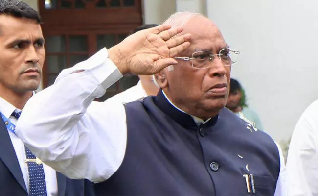 ಅಧಿಕಾರದಲ್ಲಿ ಉಳಿಯಲು ಬಿಜೆಪಿ ಅನೈತಿಕತೆಯ ಯಾವುದೇ ಮಟ್ಟಕ್ಕೂ ಇಳಿಯುತ್ತದೆ: ಖರ್ಗೆ