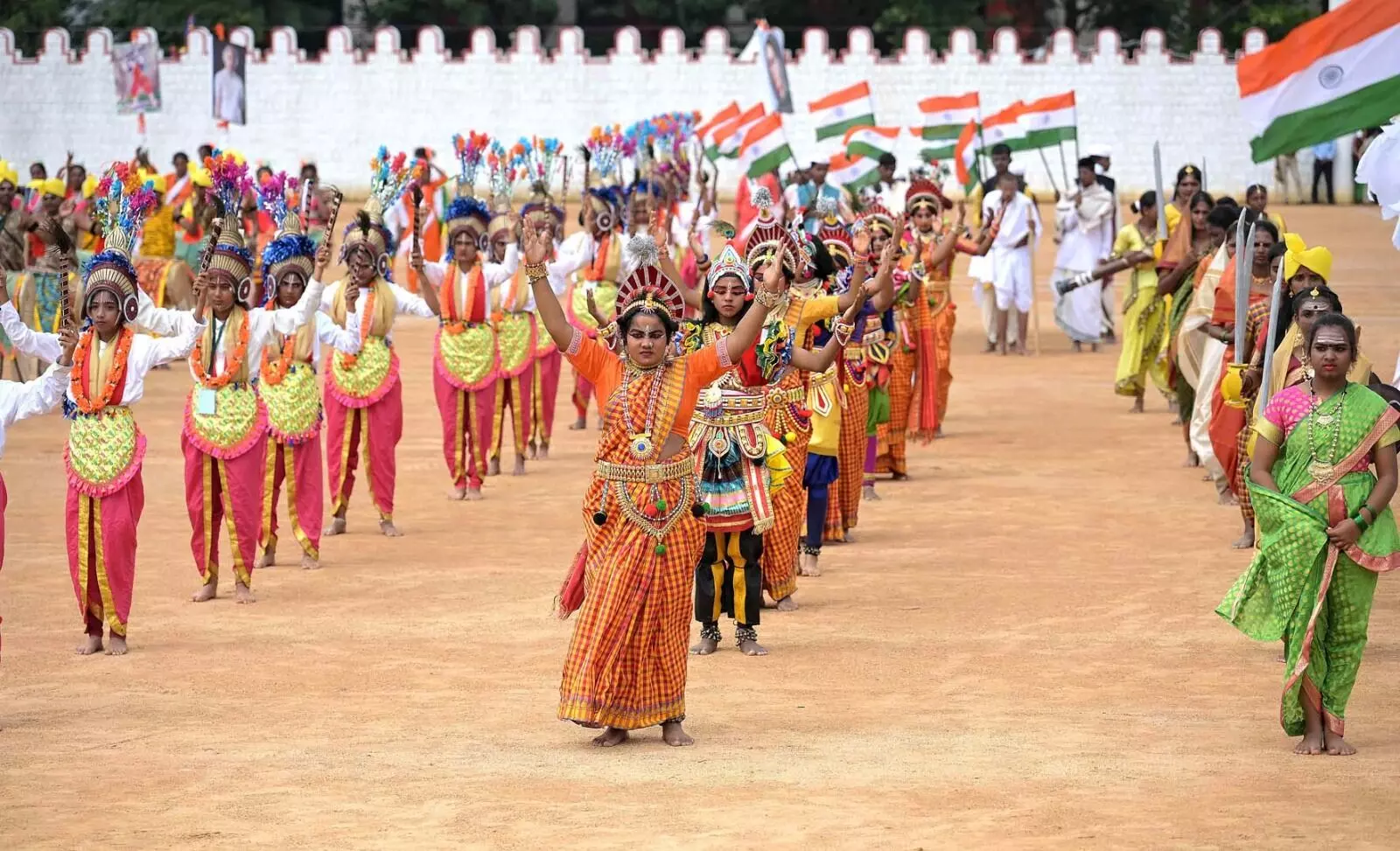 79 ನೇ ಸ್ವಾತಂತ್ರ್ಯ ದಿನಾಚರಣೆ | ಮಾಣಿಕ್ ಶಾ ಪೆರೇಡ್ ಮೈದಾನದಲ್ಲಿ ಮನ ಸೆಳೆದ ‘ಸ್ವಾತಂತ್ರ್ಯ ಸಂಗ್ರಾಮದ ವೀರ ಕನ್ನಡತಿಯರು’ ರೂಪಕ 79 ನೇ ಸ್ವಾತಂತ್ರ್ಯ ದಿನಾಚರಣೆ | ಮಾಣಿಕ್ ಶಾ ಪೆರೇಡ್ ಮೈದಾನದಲ್ಲಿ ಮನ ಸೆಳೆದ ‘ಸ್ವಾತಂತ್ರ್ಯ ಸಂಗ್ರಾಮದ ವೀರ ಕನ್ನಡತಿಯರು’ ರೂಪಕ