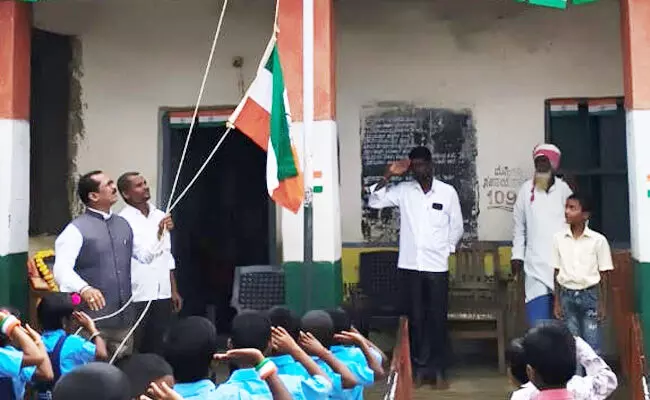 ಕಲಬುರಗಿ | ಚಿಂಚೋಳಿಯಲ್ಲಿ ತಲೆಕೆಳಗಾಗಿ ಹಾರಿದ ರಾಷ್ಟ್ರ ಧ್ವಜ ; ಫೋಟೊ ವೈರಲ್ ಕಲಬುರಗಿ | ಚಿಂಚೋಳಿಯಲ್ಲಿ ತಲೆಕೆಳಗಾಗಿ ಹಾರಿದ ರಾಷ್ಟ್ರ ಧ್ವಜ ; ಫೋಟೊ ವೈರಲ್