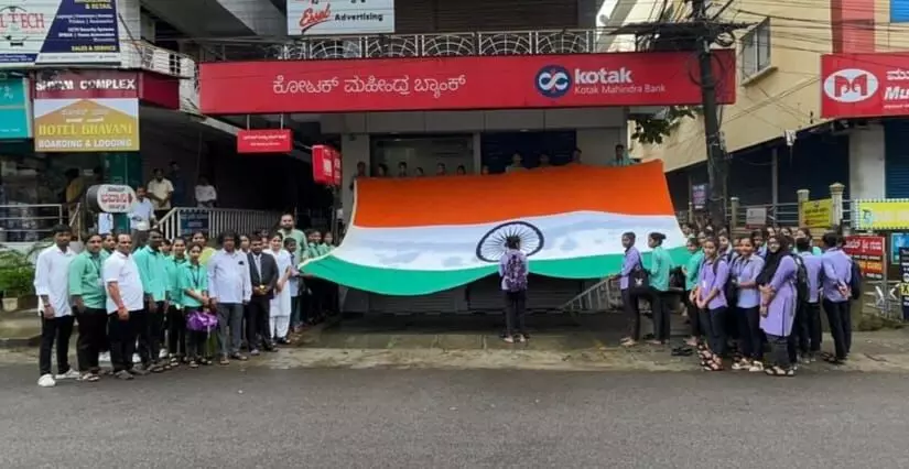 ಉಡುಪಿ: ಬೃಹತ್ ತ್ರಿವರ್ಣ ಧ್ವಜ ಪ್ರದರ್ಶನ ಉಡುಪಿ: ಬೃಹತ್ ತ್ರಿವರ್ಣ ಧ್ವಜ ಪ್ರದರ್ಶನ