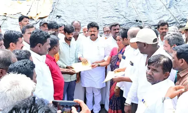 ರಾಯಚೂರು | ಸಿಡಿಲಿನಿಂದ ಮೃತಪಟ್ಟ ಕುಟುಂಬದವರಿಗೆ ಶಾಸಕರಿಂದ ಸಾಂತ್ವನ : 5 ಲಕ್ಷ ರೂ. ಪರಿಹಾರದ ಚೆಕ್ ವಿತರಣೆ