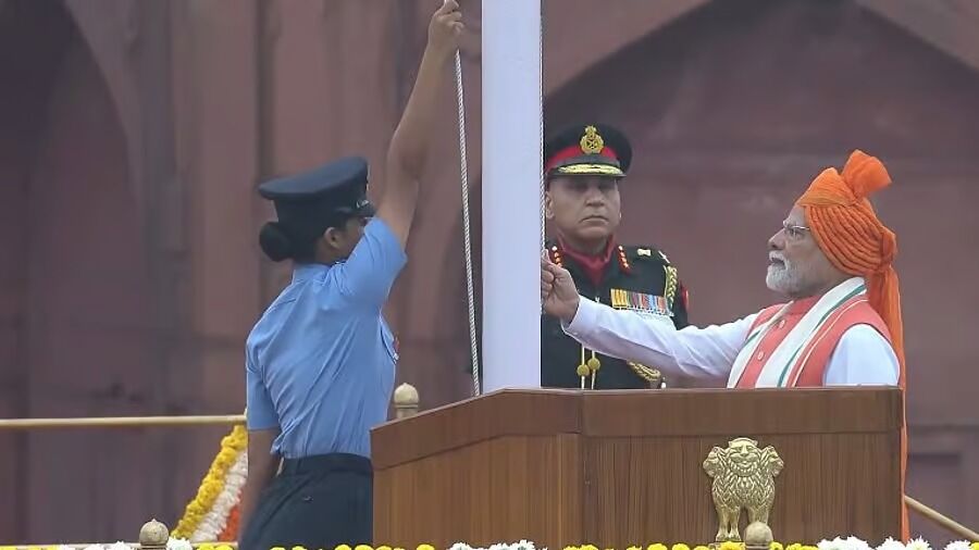 79 ನೇ ಸ್ವಾತಂತ್ರ್ಯ ದಿನಾಚರಣೆ: ಕೆಂಪು ಕೋಟೆಯಲ್ಲಿ ಧ್ವಜಾರೋಹಣ ನೆರವೇರಿಸಿದ ಪ್ರಧಾನಿ ಮೋದಿ