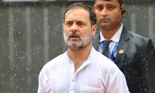 ಸ್ವಾತಂತ್ರ್ಯ ದಿನಾಚರಣೆ | ಇಂದಿರಾ ಭವನದಲ್ಲಿ ಧ್ವಜಾರೋಹಣದ ವೇಳೆ ಮಳೆಯಲ್ಲಿ ನೆನೆಯುತ್ತಿದ್ದ ರಾಹುಲ್ ಗಾಂಧಿ; ಫೋಟೊ ವೈರಲ್