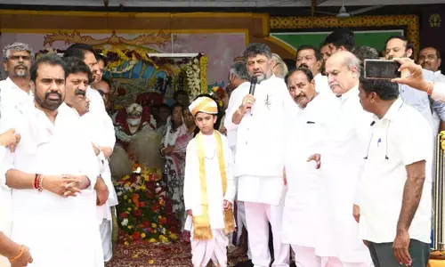 ಕಲಬುರಗಿ| ಡಾ.ಶರಣಬಸವಪ್ಪ ಅಪ್ಪಾಜಿಯವರಿಗೆ ಅಂತಿಮ‌ ನಮನ ಸಲ್ಲಿಸಿದ ಡಿ.ಕೆ.ಶಿವಕುಮಾರ್‌